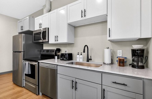 Cleveland Apartment | Across from Clinic | 2 Bed/2 Bath | Free Garage