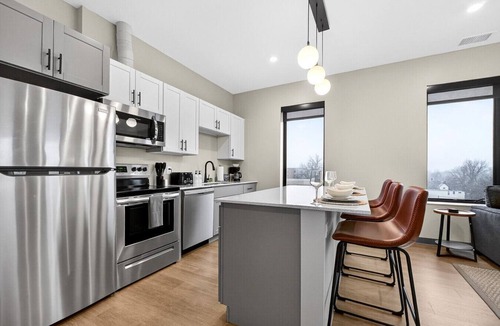 Cleveland Apartment | Across from Clinic | 2 Bed/2 Bath | Free Garage
