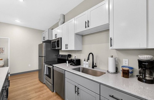 Cleveland Apartment | Across from Clinic | 2 Bed/2 Bath | Free Garage