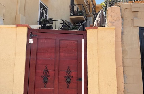 Los Angeles Apartment | Adorable 1-bedroom apartment with AC in lively Los Angeles