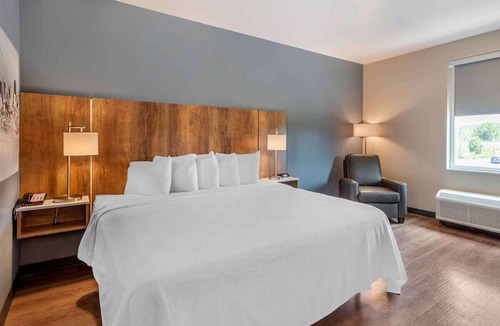 Southeast Colorado Springs Hotel | Adventure-Ready Queen Suite Free Breakfast & Gym