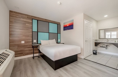 Victorville Hotel | Affordable King Room w/Private Bath + Flat-Screen TV