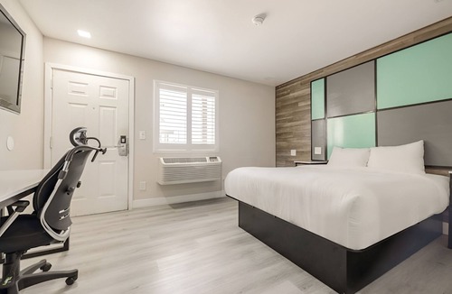 Victorville Hotel | Affordable King Room w/Private Bath + Flat-Screen TV