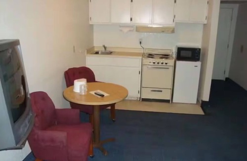 Lake Havasu City Hotel | Affordable Space Near London Bridge – Comfortable Room w/Kitchenette & Parking