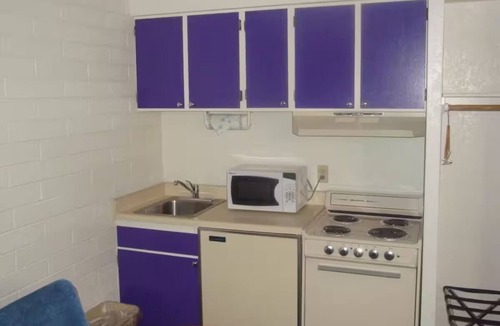 Lake Havasu City Hotel | Affordable Space Near London Bridge – Comfortable Room w/Kitchenette & Parking