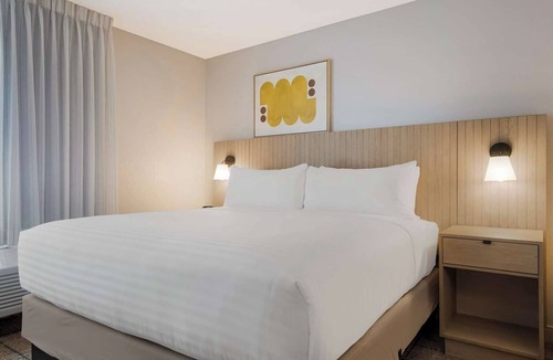 Irvine Industrial Complex-East Hotel | Affordable Stay with Full Kitchen, Private Parking, Pets are Welcome!