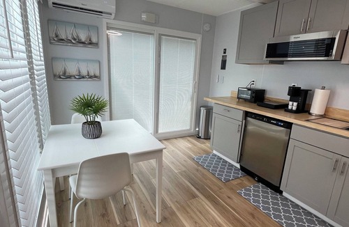 Sailboat Bend Boat Rental | 🚤 Affordable Waterfront Houseboat Oasis in Fort Lauderdale 🌊