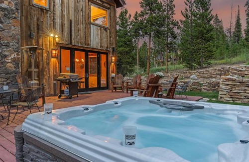 Breckenridge House | Alpenglow Peaks Lodge