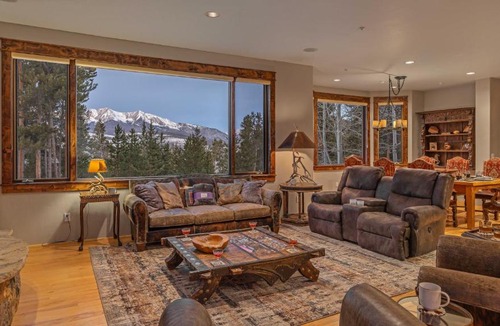 Breckenridge House | Alpenglow Peaks Lodge