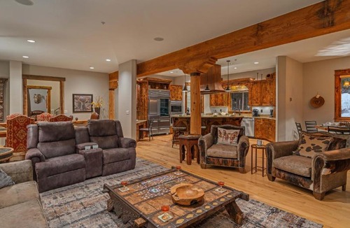 Breckenridge House | Alpenglow Peaks Lodge