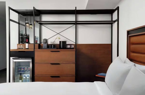 Peak 9 Hotel | Alpenrock Stay Near Main Street | Onsite Hot tub, Shuttle, Bar & Restaurant