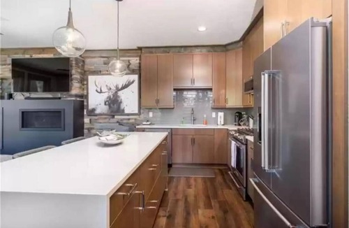 Lakeside Village House | Alpine Ambiance | Luxury 4BR 3 Decks Hot Tub