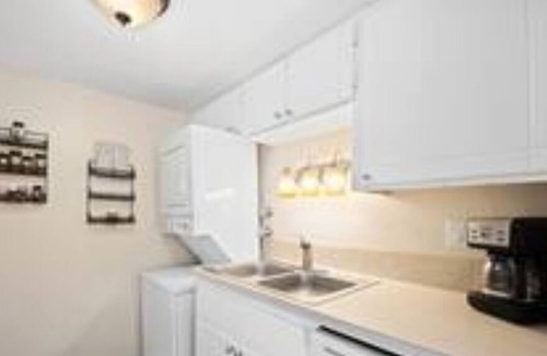 Southeast House | Amazing 2-Bed Townhome w/Garage in DTC