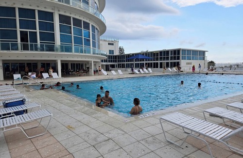 Mid Beach Apartment | AMAZING BCHFRNT UNIT WITH POOL,TIKKI BAR, FREE PARKNG, WI-Fi, GYM & TENNIS COURT