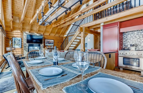 Breckenridge House | Amazing Log Cabin w/prvt Hot Tub, gourmet kitchen + views! Secluded and Cozy!