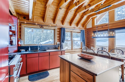 Breckenridge House | Amazing Log Cabin w/prvt Hot Tub, gourmet kitchen + views! Secluded and Cozy!