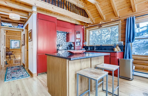 Breckenridge House | Amazing Log Cabin w/prvt Hot Tub, gourmet kitchen + views! Secluded and Cozy!