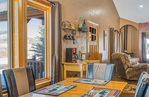 South Fork House | Amazing mountain getaway with high-speed WiFi, foosball table & great view