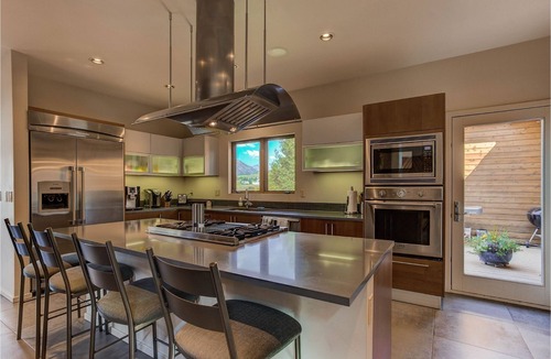 The Outlook House | Amazing Mountain Home w/360 degree mountain views, hot tub and outdoor deck.