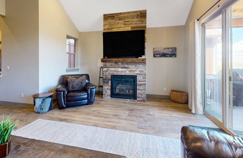 Grand Elk Ranch House | Amazing stay with mountain & golf views, hot tub & chef's kitchen - dog-friendly