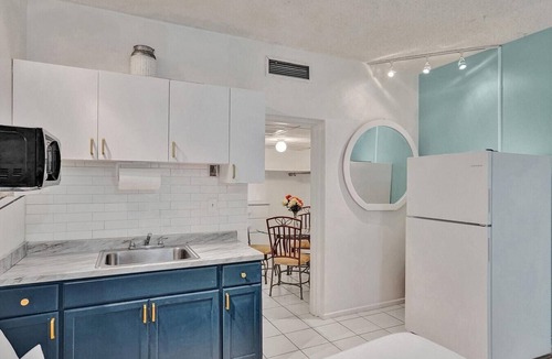 Hallandale Beach Apartment | Amazing Studio/1Bath, Hallandale Beach, Outdoor Pool and Free Parking!