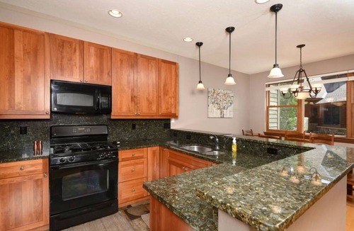 The Highlands House | Amazing Townhome minutes to Downtown Breck w/Free Shuttle & Private Spa