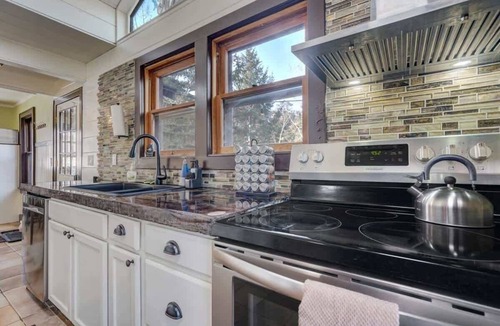 Cascade-Chipita Park Cabin | Amazing Views, Fire Pit, Mtn Getaway , EV Charger