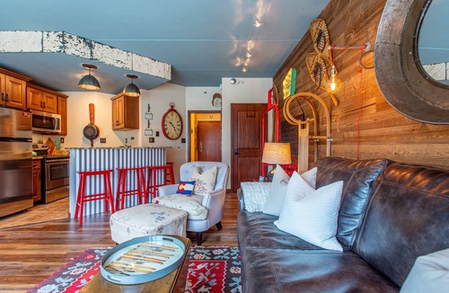 Copper Mountain Village Condo | Amazing Views, free wifi, free parking. Industrial Cozy Telemark Lodge studio