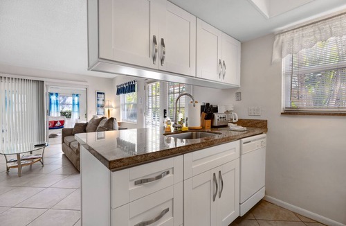 Pompano Beach Apartment | Apt#1-Charming relaxing -beautiful APT-80yard walk to the BEACH wBBQ/Patio