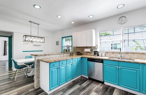 Downtown Hollywood House | Aqua Breeze Villa with King Bed