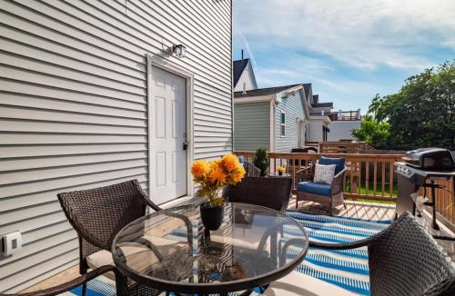 Detroit - Shoreway House | Arts District Walk to Restaurants, Bars Sleeps 8 -Tillman