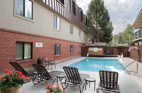 Aspen Condo | Aspen 30-Day Luxury Lease, Downtown 2BR/2BA, Pool, Steps to Gondola & Core
