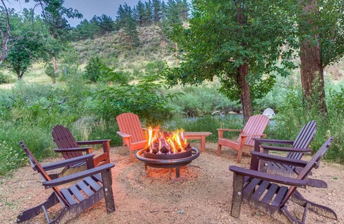 Lyons Cabin | Aspen Cabin-HOT TUB! *Fireplace* RMNP!