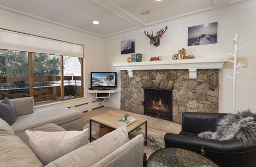 Aspen Condo | Aspen CORE Luxe Apartment. Steps 2 Gondola Plaza, dwntwn. Hot Tub, Gym, Parking