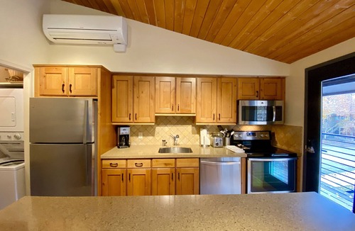 Aspen Condo | Aspen Mountain Views, Bright Top-Floor 3BR, Pool, Hot Tub, 7-Min Walk to Gondola