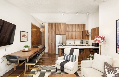 Aspen Condo | Aspen Mtn View with Balcony! Convenient To Mtn & Dowtown. Parking and Washer/Dryer