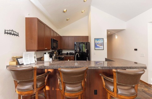 Historic District House | Aspen Trail Junction: Main St, Walk to Peak 9, Shared Pool & Hot Tub, Shuttle