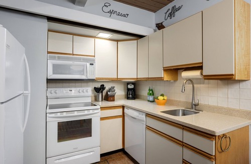 Snowmass Village Condo | Aspenwood L14 - Walk to Slopes | Cozy Mountain + Hot Tub