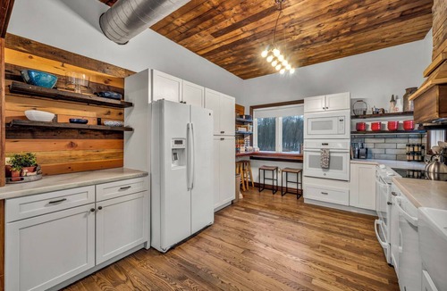 Ravenna House | Authentic Restored 1840s Barn | 20 Guests | Private Pond | Hot Tub | Sports Court | Kayaks | Fishing