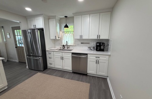 Avon Lake House | Avon Lake 4BR Cozy Comfort MCM Design right next to Park for relaxing stays!