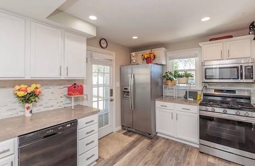 Lorain County Cottage | Avon Lake Charming Cottage with 4 bedrooms and Lake Erie Access