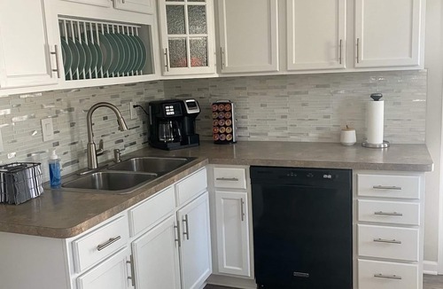 Lorain County Cottage | Avon Lake Charming Cottage with 4 bedrooms and Lake Erie Access