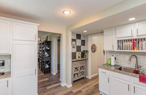 Lorain County Cottage | Avon Lake Charming Cottage with 4 bedrooms and Lake Erie Access