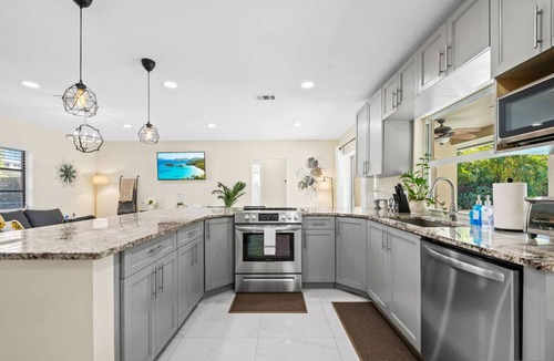 Fort Lauderdale House | Backyard Oasis Waterfront Pool Paddle Board