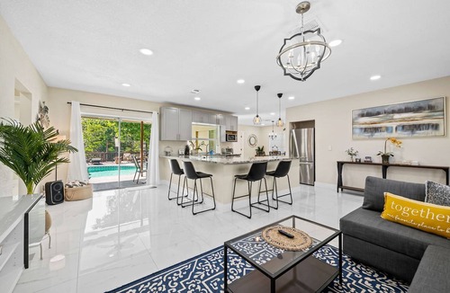 Fort Lauderdale House | Backyard Oasis Waterfront Pool Paddle Board