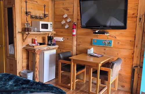 Cedaredge Cabin | Basecamp 1: King and Queen bed for a relaxed family stay at the Cedaredge Lodge