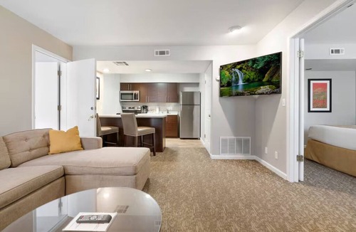 Newark Hotel | Bay Area Suite w/Fireplace & Lounge – with Free Breakfast
