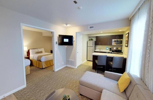 Newark Hotel | Bay Area Suite w/Fireplace & Lounge – with Free Breakfast