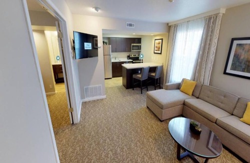Newark Hotel | Bay Area Suite w/Fireplace & Lounge – with Free Breakfast
