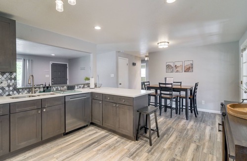 Lamar Heights Area House | BBQ, Hot Tub, Patio, Sunroom + Games!